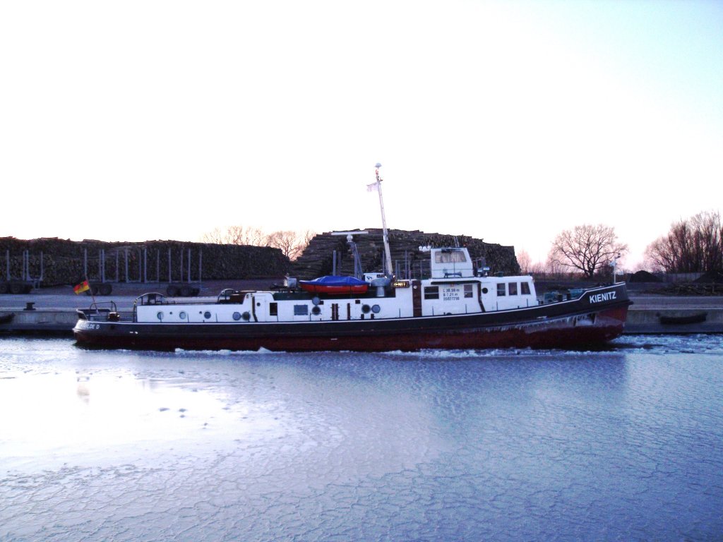 Der Eisbrecher Kienitz  vom WSA Eberswalde ist nach Bernshof am Stettiner Haff verlegt worden um den Zugang zu den Hfen zu gewhrleisten.Foto 01.02.2012