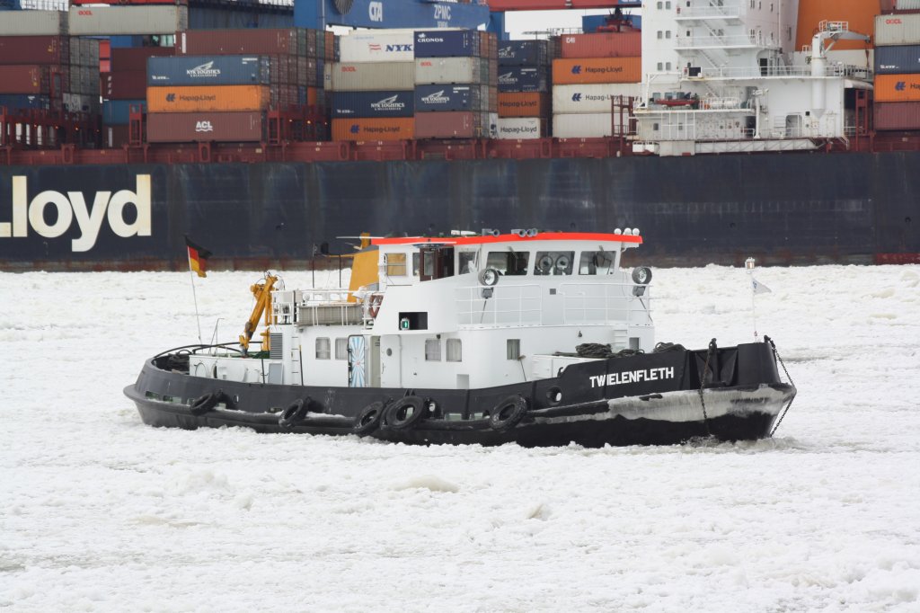 Der Eisbrecher Twielenfleth  vom WSA Lauenburg am 08.02.2012 auf der Sderelbe in Hamburg-Altenwerder.