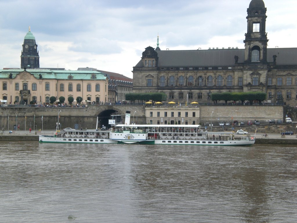 Der Elbdampfer Leipzig an der Anlegestelle Dresden Brhlsche Terasse.(24.7.2011)