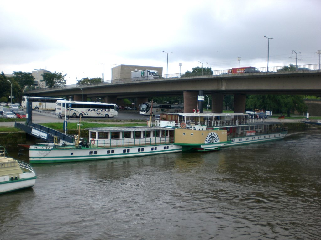 Der Elbdampfer Pillnitz liegt am Ufer an der Carolabrcke.(1.8.2011)