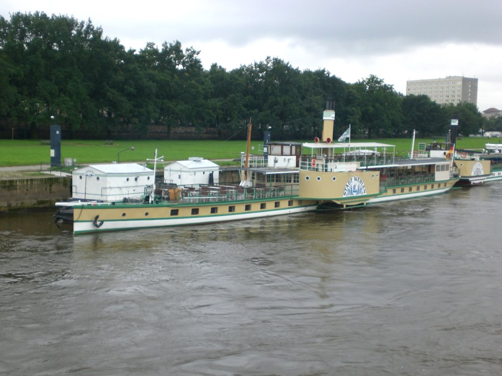 Der Elbdampfer Stadt Wehlen liegt am Ufer an der Carolabrcke.(1.8.2011)