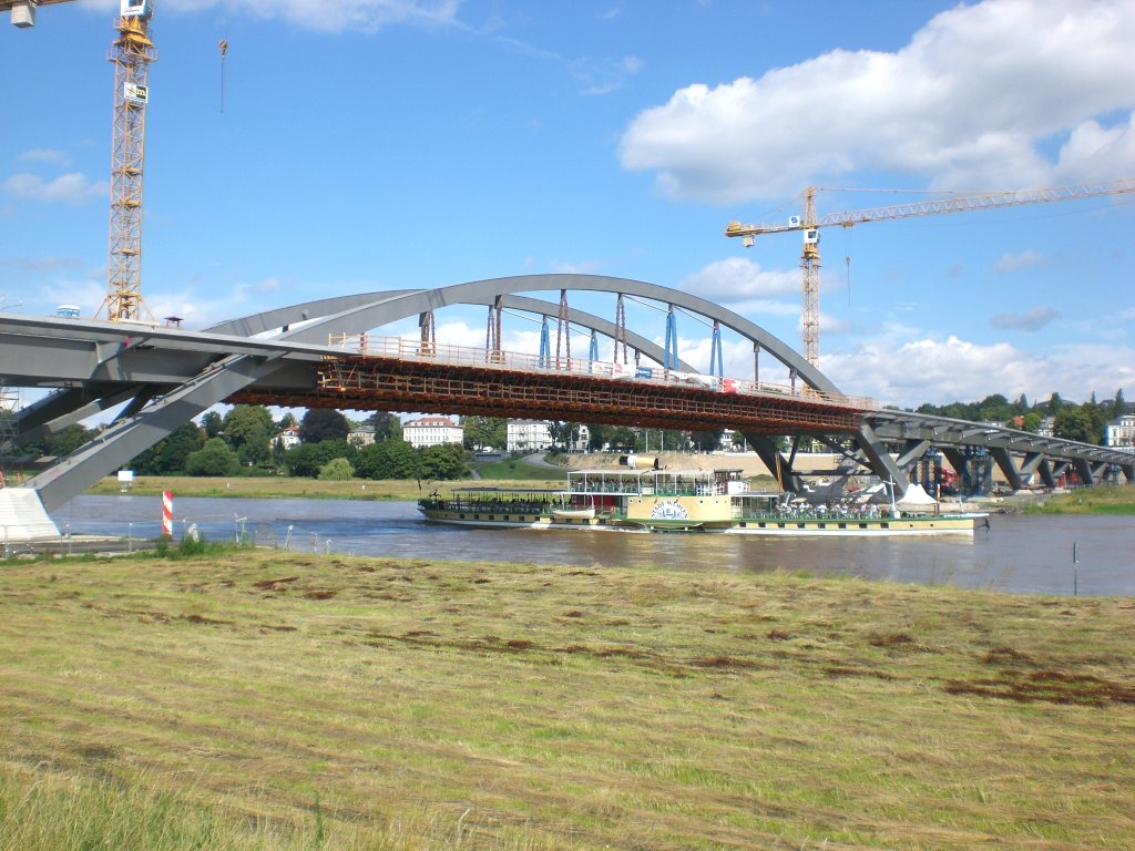 Der Elbdampfer Stadt Wehlen unter der Waldschlchenbrcke in Dresden.(24.7.2011)