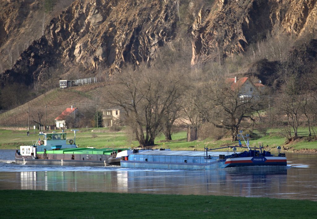 Der  erste  - zumindest fr den Fotografen- Schubverband auf der Elbe  am 14.04.2013 gegen  16:40 Uhr bei Meien aufgenommen, kndet vom nahenden Frhling.