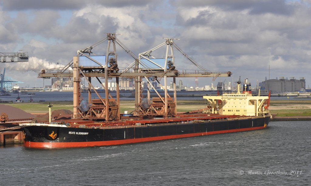 Der Erz-Frachter  Beate Oldendorff  am 15.05.2011 in Rotterdam. L:325m / B:52m / Tg:17,9m / DWT 227.183 / IMO 8602476 / Flagge: Panama