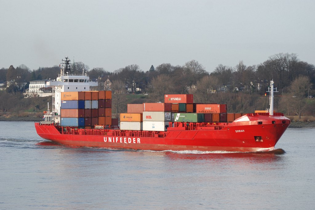 Der Fedder Sirrah beim einlaufen in Hamburg IMO-Nummer:9255402 Flagge:Niederlande Lnge:132.0m Breite:19.0m Baujahr:2002 Bauwerft:Hegemann,Berne Deutschland Stellpltze fr 707 TEU aufgenommen vom Yachthafen Finkenwerder am 07.12.09