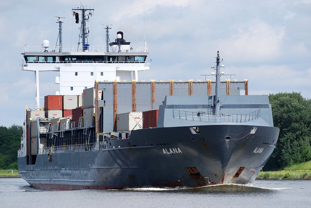 Der Feeder Alana IMO-Nummer:9297589 Flagge:Grobritannien Lnge:149.0m Breite:22.0m Baujahr:2004 Bauwerft:Sietas,Hamburg Deutschland Stellpltze fr 868 TEU im Nord-Ostsee-Kanal bei Rendsburg am 26.06.11