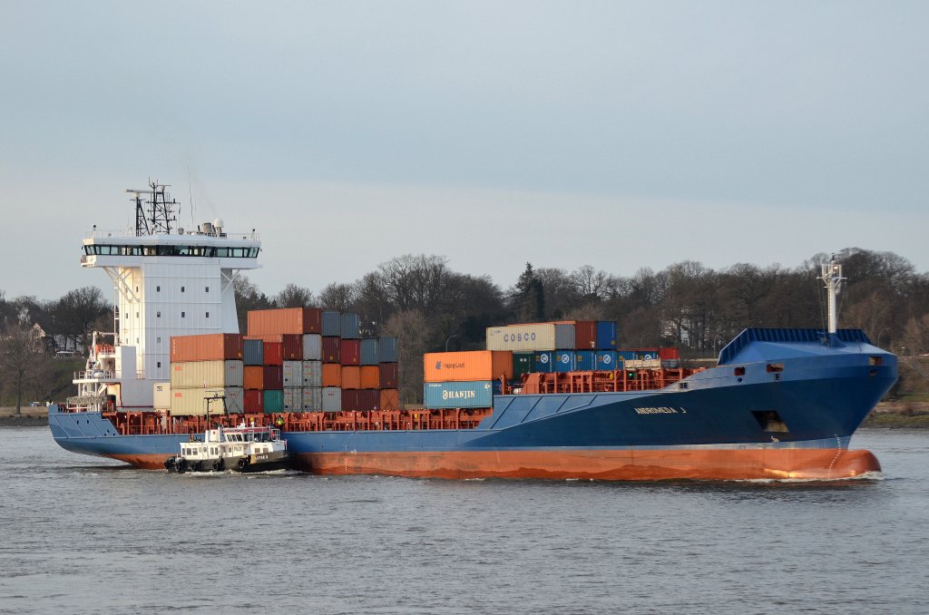 Der Feeder Andromeda J IMO-Nummer:9355422 Flagge:Deutschland Lnge:139.0m Breite:22.0m Baujahr:2006 Bauwerft:Detlef Hegemann Rolandwerft,Berne Deutschland aufgenommen vor dem Rschpark Hamburg Finkenwerder am 14.01.12