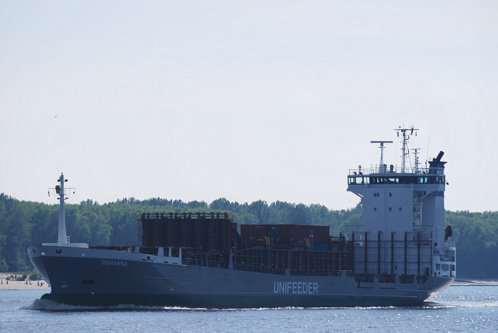 Der Feeder Johanna IMO-Nummer:9197521 Flagge:Grobritannien Lnge:121.0m Breite:18.0m Baujahr:1999 Bauwerft:Sietas Schiffswerft,Hamburg Deutschland Stellpltze fr 700 TEU passiert am 05.06.10 Schulau in Wedel.