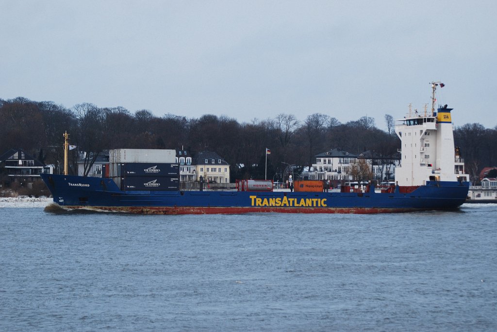 Der Feeder Transnjord IMO-Nummer:9113719 Flagge:Gibraltar Lnge:98.0m Breite:17.0m Baujahr:1995 Bauwerft:Sietas Schiffswerft,Hamburg Deutschland verlsst Hamburg in Richtung offene See aufgenommen am 20.02.10 vom Rschpark Finkenwerder.