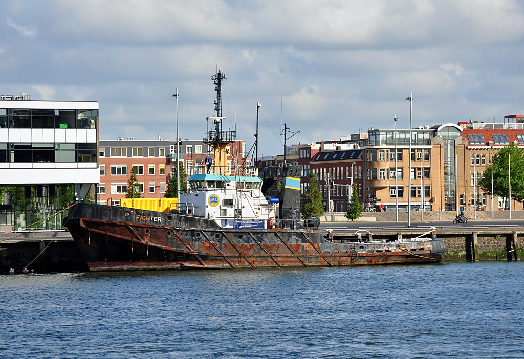 Der  Fighter  (so wie er aussieht, hat er offensichtlich  ausgefightet ) im Hafen von Rotterdam - 15.09.2012