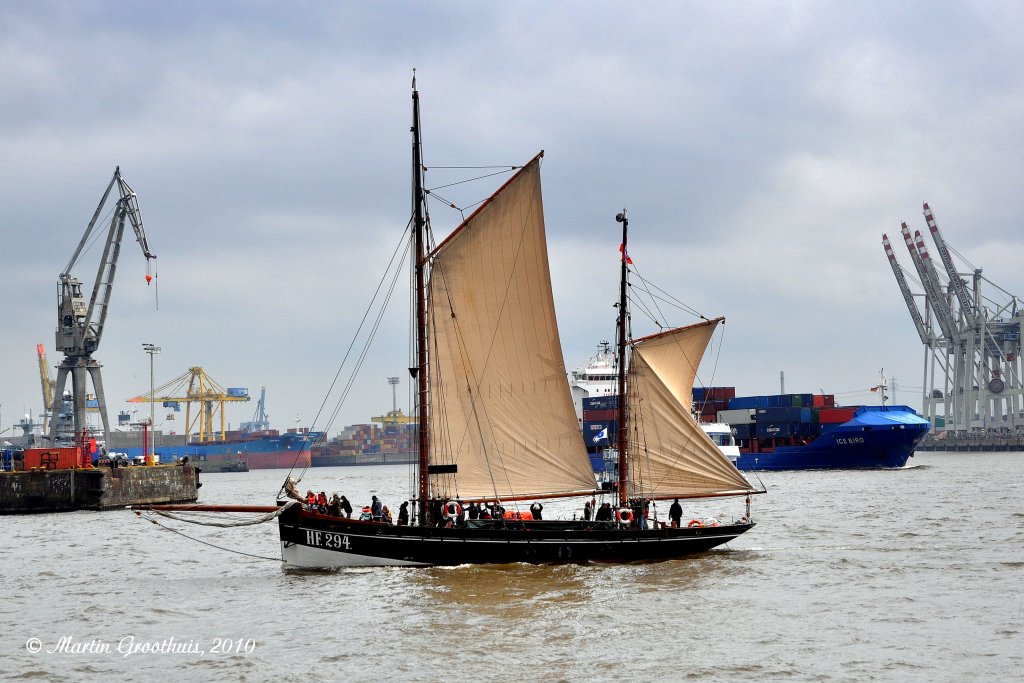 Der Finkenweder Fischkutter  Freiherr von Malzahn  am 5.09.2010 in Hamburg (821. Hafengeburstag). L..A.:30,60m / B:6,80m / Tg.:2,60m / 1 Diesel mit 150 PS / Segelflche 320 m2 / Baujahr 1928 / Restaurierung 1984-89 / Heimathafen Hamburg / Eigner: Museumshafen Oevelgnne e.V. / Flagge Deutschland 
