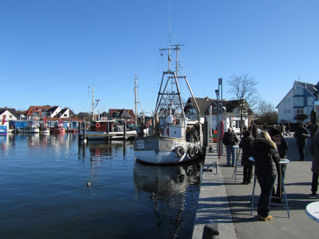 Der Fischkutter  Charlotte  hat fangfrischen Seefisch aus der Ostsee angelandet.
Teils wird der Fisch an die Hausfrauen verkauft, der Rest geht in die Fischbratkche zur Sofortverkostung... Aufgenommen: 26.2.2012