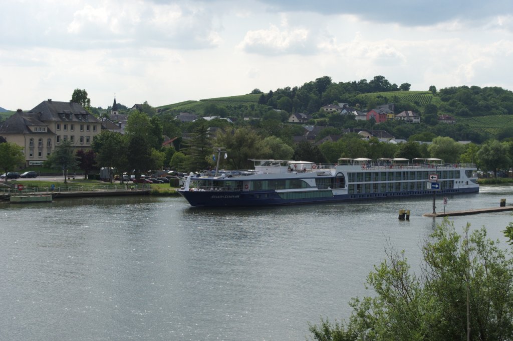 Der Flusskreuzfahrer Avalon Luminary hat gerade die Schleuse Palzem an der Mosel verlassen. Die Reise geht Flu aufwrts in Richtung Schengen. Auf der anderen Moselseite liegt das luxemburgische Stdtchen Stadtbredimus.
Die Avalon Luminary wurde 2010 in Holland gebaut und fhrt unter deutscher Flagge.
06.07.2013 