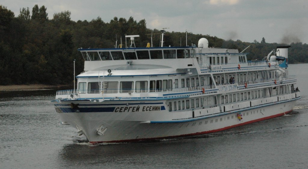 Der Flusskreuzfahrer MS Sergej Jessenin mit Heimathafen Moskau begegnete uns bei Kaljasin auf der Wolga am 13.09.2010. 
