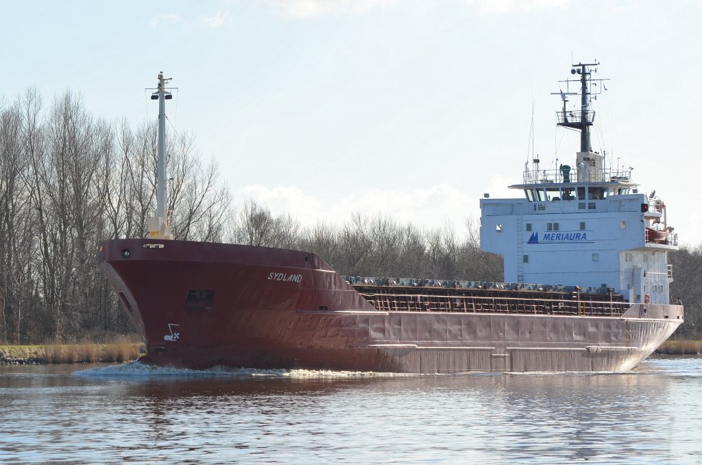 Der Frachter Sydland IMO-Nummer:8003943 Flagge:Antigua und Barbuda Lnge:81.0m Breite:14.0m Baujahr:1981 Bauwerft:Sietas,Hamburg Deutschland auf dem Nord-Ostsee-Kanal bei Burg am 26.02.12