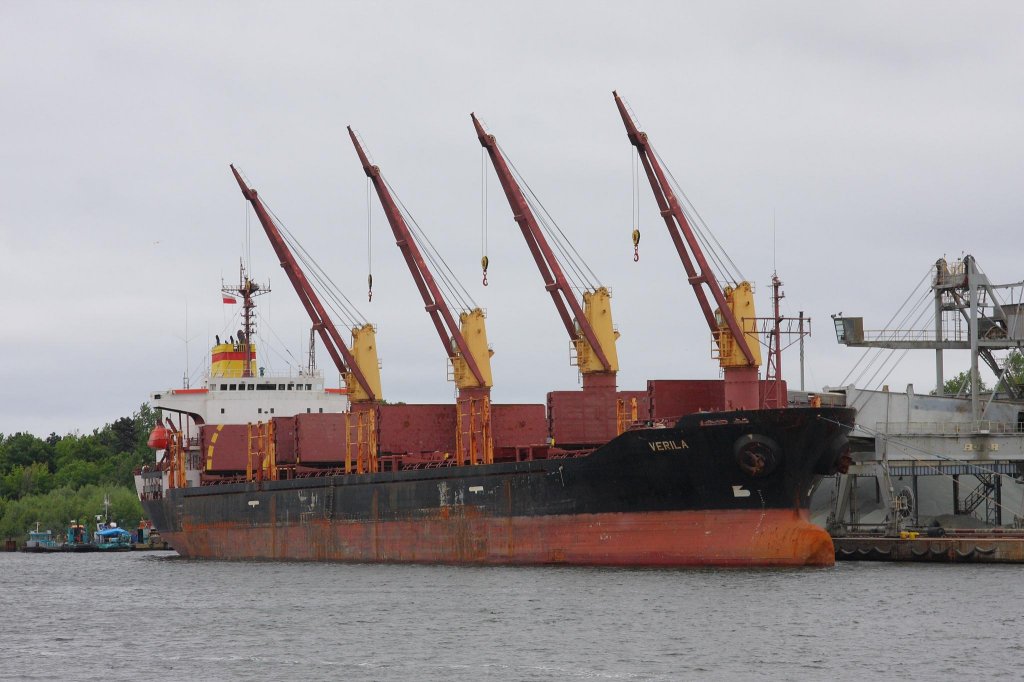 Der Frachter  Verila  aus Rimini lag am 5.6.2013 im Hafen von Gdansk in 
Polen vor Anker.