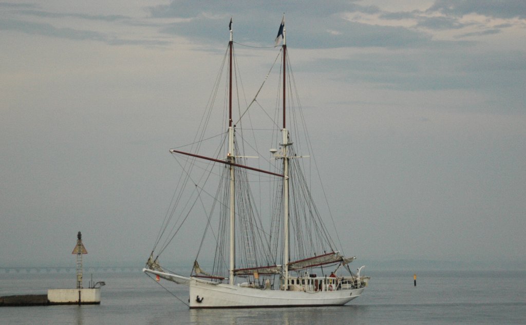 Der Gaffelschoner Joanna Saturna ist trotz seiner ber hundert Jahre alten Geschichte eine der neuesten Charter - Segelschiffe auf der Ostsee. Hier beim Einlaufen in den Hafen von Kalmar am 07.06.2011. Der Heimathafen ist Uusikaupunki/Finnland