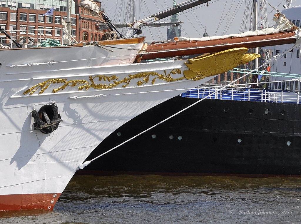 Der goldene Adler, die Galionsfigur der  Sea Cloud  (IMO 8843446).Gesehen am 7.05.2011 in Hamburg (822.Hafengeburstag)