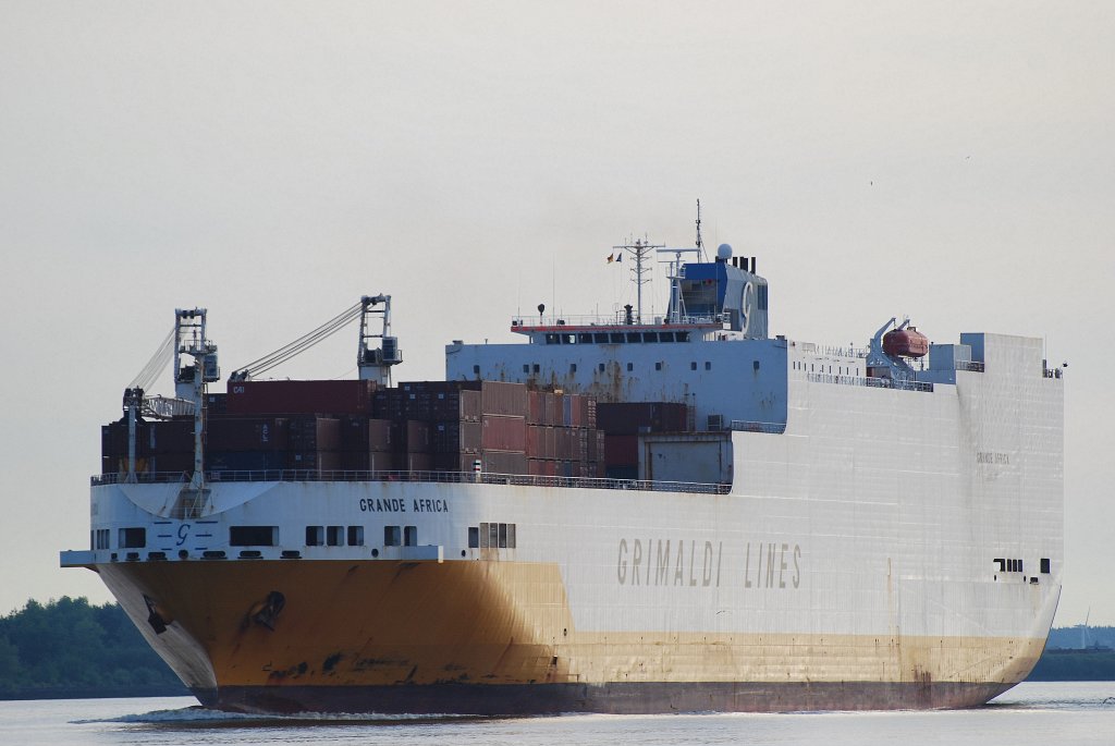 Der Grimaldi Autotransporter Grande Africa IMO-Nummer:9130949 Flagge:Gibraltar Lnge:214.0m Breite:32.0m Baujahr:1998 Bauwerft:Fincantieri,Triest Italien am 05.06.10 einlaufend in Hamburg.