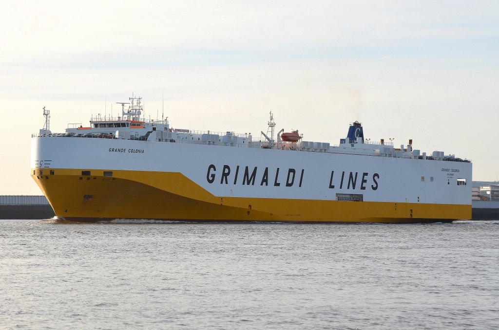 Der Grimaldi Autotransporter Grande Colonia IMO-Nummer:9318527 Flagge:Italien Lnge:176.0m Breite:32.0m Baujahr:2007 Bauwerft:Uljanik Shipyard,Pula Kroatien aufgenommen vor Hamburg Teufelsbrck am 14.01.12