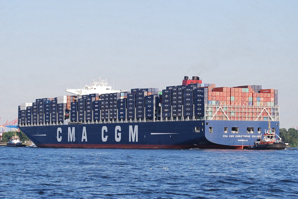 Der größte Containerriese der Hamburg bis jetzt besucht hat die CMA CGM Christophe Colomb vor Teufelsbrück am 13.07.10