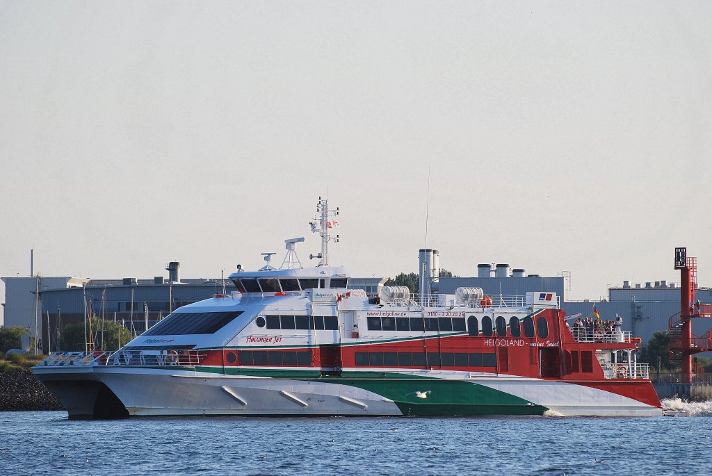 Der Halunder Jet passiert einlaufend nach Hamburg den Fhranleger in Teufelsbrck am 13.07.10