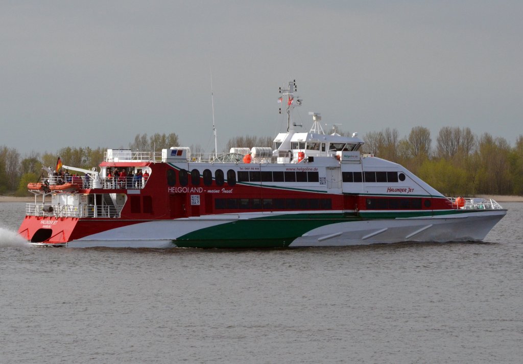 Der HSC  Halunder Jet  ist mit 52 Meter Lnge und 36 Knoten (ca. 70 Kilometer pro Stunde) der grte und schnellste Katamaran in der Deutschen Bucht. Er bietet 579 Passagieren auf zwei Decks Platz. Hier nach ablegen von Wedel Richtung Helgoland  am 03.05. 2013.  