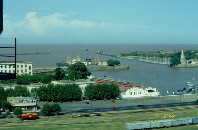Der internationale Flughafen von Buenos Aires liegt unmittelbar neben dieser Hafenanlage. Die Wasserflche dahinter ist der Rio de la Plata, dessen Wasser sich hier bereits mit dem des Atlantischen Ozeans mischen. (Mrz 1992)