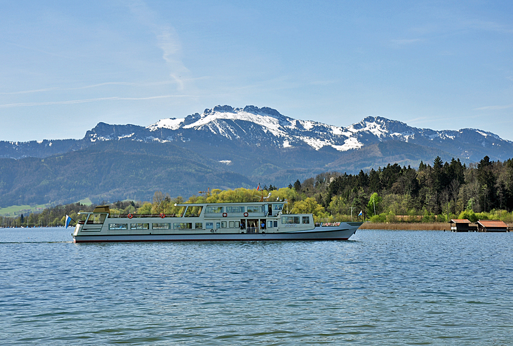 Der  Josef  vor Bergkulisse kurz vorm Anlegen in Prien am Chiemsee - 27.04.2012