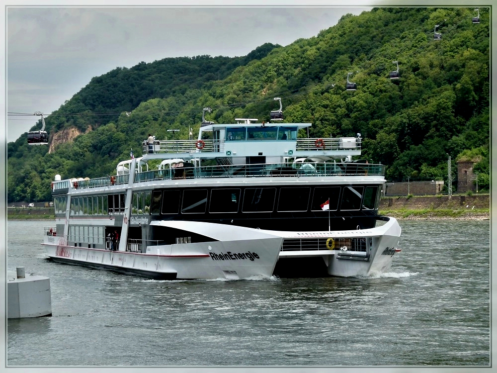 Der Katamaran  Rhein Energie  kurz vor dem Anlegen am 24.06.2011 in Koblenz. Das Tagesausflugschiff wurde von der Werft Shipyard in Rijnwarden im Jahr 2003/04 gebaut, bietet 1650 Fahrgsten platz, Immo 04803020, L 90,30m, B 19,30m, angetrieben von 2 Motoren mit insgesamt 1.640 kW (2.230 PS)