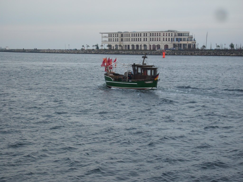 Der kleine Fischkutter  Kranich  auf der Warnow in Warnemnde.