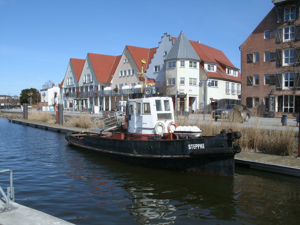 Der Kleine Schlepper  STEPPKE ,am 06.April 2013,im Wolgaster Museumshafen.