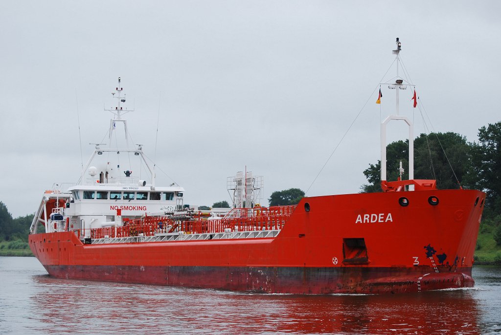 Der kleine Tanker Ardea IMO-Nummer:9190327 Flagge:Niederlande Länge:90.0m Breite:12.0m Baujahr:2000 Bauwerft:Breko Shipbuilding&Repair,Papendrecht Niederlande aufgenommen auf dem Nord-Ostsee-Kanal bei Rendsburg am 26.06.11