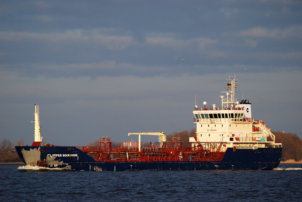 Der kleine Tanker Clipper Bourgogne IMO-Nummer:9309215 Flagge:Malta Lnge:88.0m Breite:15.0m Baujahr:2007 Bauwerft:Rousse Shipyard,Rousse Bulgarien am 19.03.11 aufgenommen auf der Elbe bei Lhe: