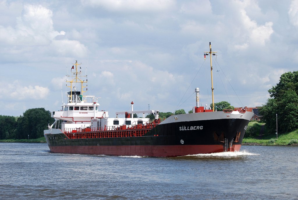 Der kleine Tanker Sllberg IMO-Nummer:9100114 Flagge:Gibraltar Lnge:89.0m Breite:12.0m Baujahr:1994 Bauwerft:Barkmeijer Stroobos Scheepswerf,Stroobos Niederlande aufgenommen auf dem Nord-Ostsee-Kanal auf der Hhe der Eisenbahnhochbrcke Rendsburg am 09.06.11