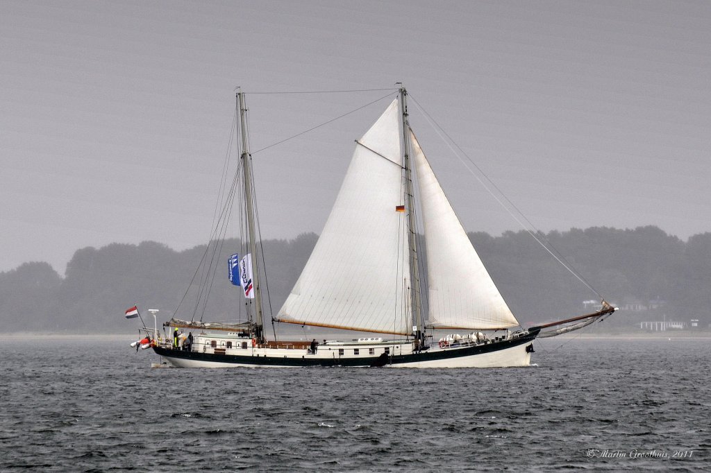 Der Klipper (Plattbodenschiff)  Elegant  bei Schlechtwetter am 26.06.2011 auf der Kieler Frde (Kieler Woche). L: 37,8m / B: 6,3m Tg: 1,65m / Seegelflche 440m2 / Maschine 210 PS / Bj: 1890 / Heimathafen Lemmer / NLD / Flagge: Niederlande