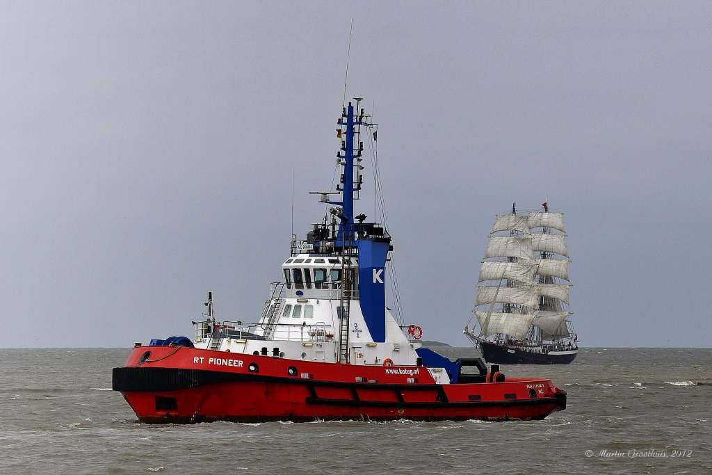 Der Kotug Schlepper  RT Pioneer  am 31.07.2011 in Bremerhaven.
L: 31,6m /B: 12m / Tg: 5,9m / 3 X Cattapillar Diesel 4698 kw / 12,5 kn / Pfahlzug 78 t / 1 Feuerpumpe 600 m2 / Hr / Bj: 1999 / Flagge Niederlande / eingesetzt in Bremerhaven / IMO 9190054