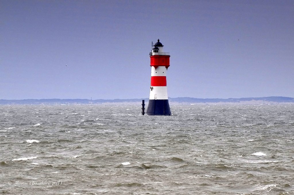 Der Leuchtturm Rotesand (Baudenkmal, Hhe 52,5m ) in der Auenweser am 18.07.2011.
Aufnahme von Bord der MS  Helgoland  bei Windstrke 6.