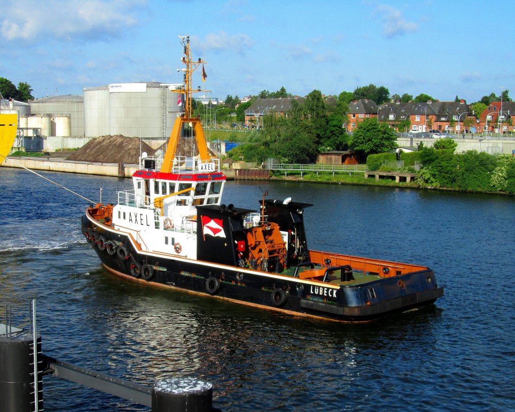 Der Lbecker Bugsierschlepper AXEL, IMO 8918590, steuert vom achterausgezogenen Schwergutfrachter Happy Dover die Fahrt, durch die enge Eric Warburg Brcke, zwischen Burgtor- und Konstinhafen in Lbeck...