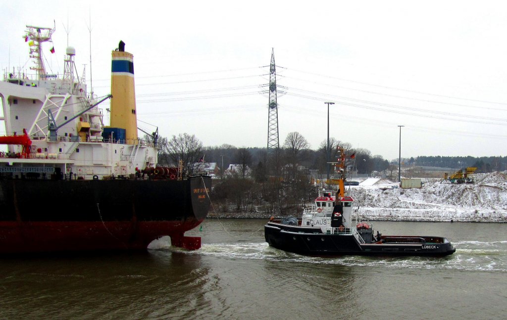 Der Lbecker Schlepper  CLAUS  IMO 9408645 bei seiner Ttigkeit auf der Trave, hier Hhe der Herreninsel... Aufgenommen: 27.1.2012