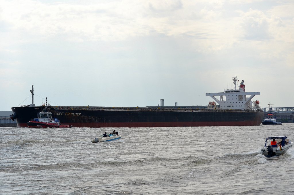 Der Massengutfrachter Cape Frontier IMO-Nummer:9364320 Flagge:Panama Lnge:289.0m Breite:45.0m Baujahr:2006 Bauwerft:Koyo Dockyard,Mihara Japan nach Hamburg einlaufend vor Teufelsbrck am 20.05.12