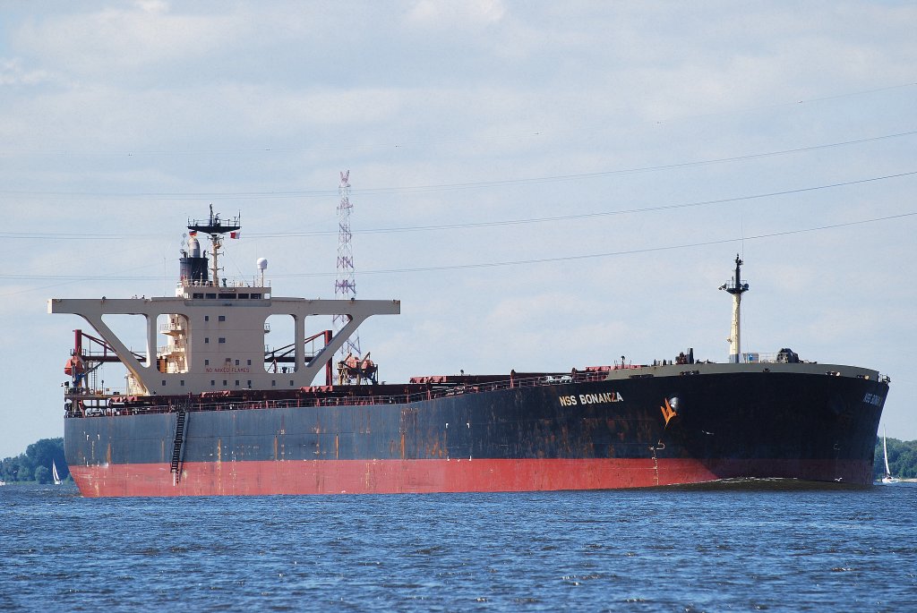 Der massige Bulker NSS Bonanza IMO-Nummer:9146728 Flagge:Panama Lnge:289.0m Breite:47.0m Baujahr:Koyo Dockyard,Mihara Japan einlaufend nach Hamburg aufgenommen vom Fhranleger in Lhe am 26.06.10