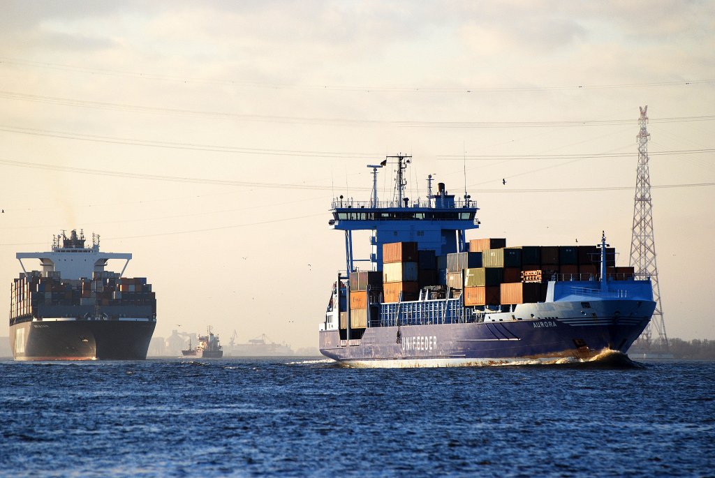 Der mit 868 TEU Stellpltzen Feeder Aurora IMO-Nummer:9234989 Flagge:Zypern Lnge:134.0m Breite:22.0m Baujahr:2001 Bauwerft:Sietas,Hamburg Deutschland luft am 19.03.11 in Hamburg ein im Hintergrund fhrt die NYK Altair aufgenommen an der Elbe bei Lhe.