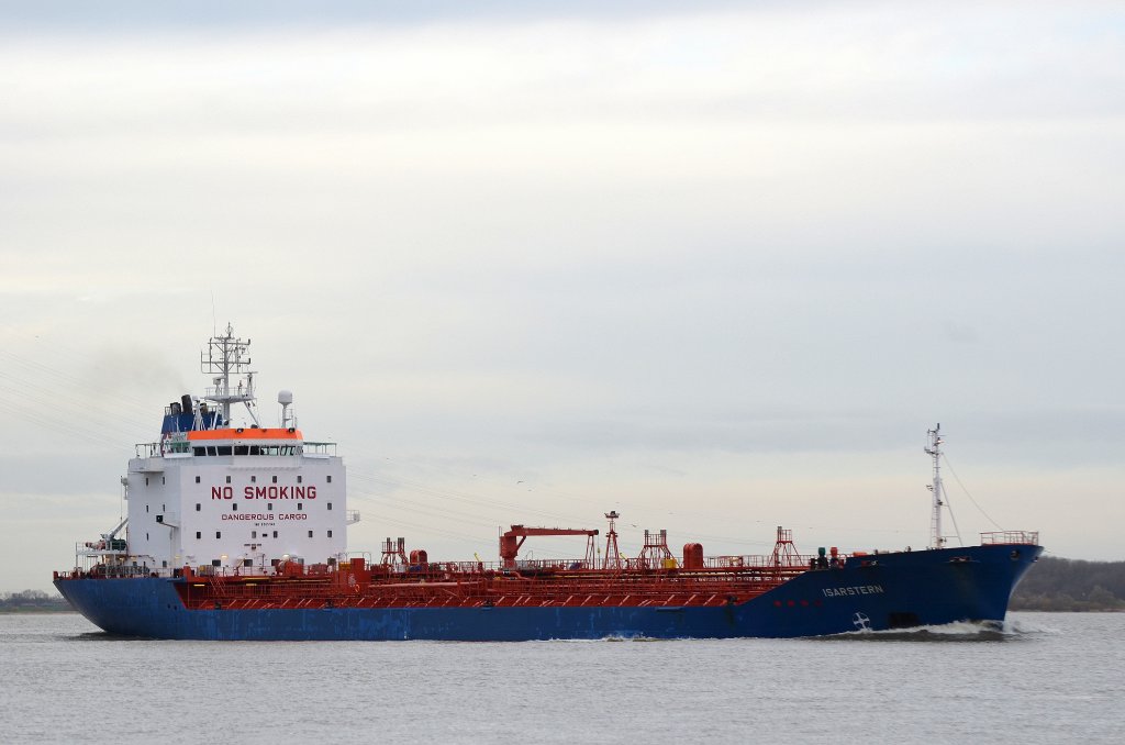 Der nach Hamburg einlaufende Tanker Isarstern IMO-Nummer:9105140 Flagge:Deutschland Lnge:161.0m Breite:24.0m Baujahr:1995 Bauwerft:MTW Schiffswerft GMBH,Wismar Deutschland passiert Lhe am 26.11.12