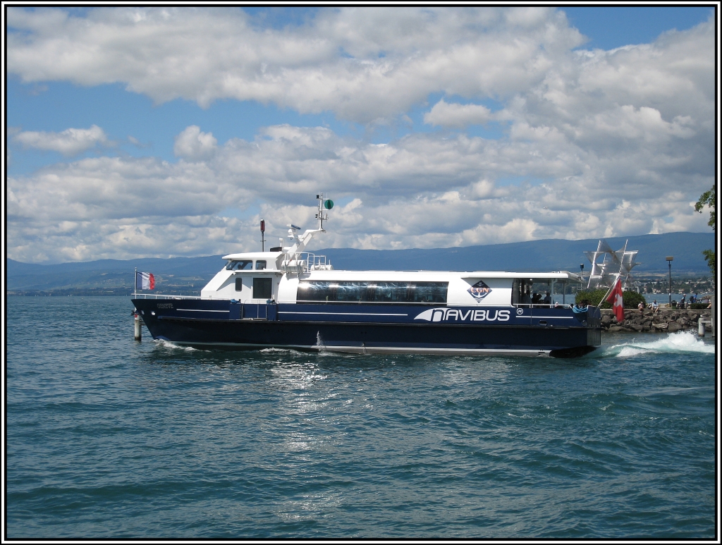 Der Navibus  Geneve  beim Auslaufen aus dem Hafen von Lausanne am Genfer See, aufgenommen am 25.07.2009.