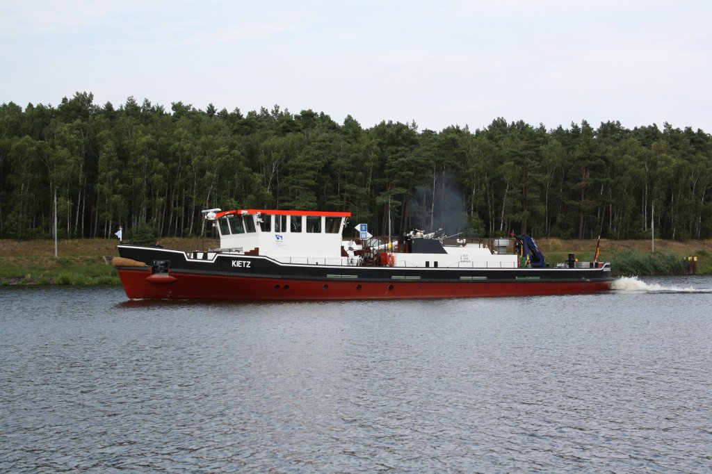 Der neue Odereisbrecher Kietz vom WSA Eberswalde am 4.8.2010im Abz.Niegripp bei der berfhrung von Lauenburg nach Hohensaaten.