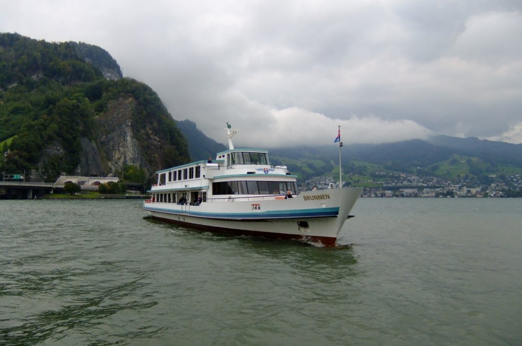 Der noch vor wenigen Minuten strmische Vierwaldstttersee (siehe oberes Bild) ist pltzlich ruhig geworden; Mit dem Fhnzusammenbruch kriechen die Wolken ber die Flanken des Pilatus. Motorschiff  Brunnen  erreicht mit Kurs 64 gerade Stansstad, die Fahrt geht danach weiter nach Kehrsiten, Hertenstein und Luzern. 