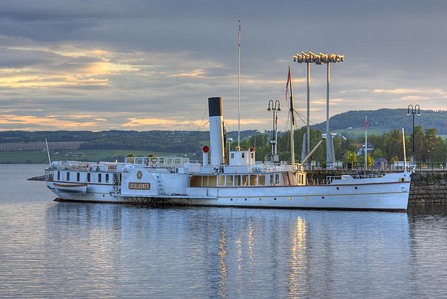 Der Nostalgie Dampfer  Skibladner  hat am Abend des 11.06.2012
gerade in Hamar / Norwegen angelegt.