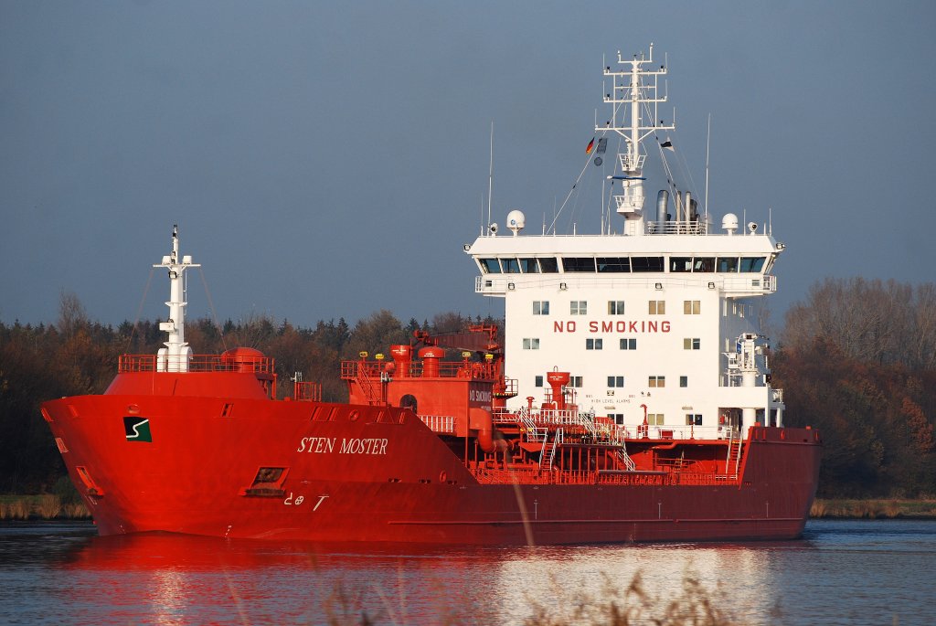 Der l und Chemikalientanker Sten Moster IMO-Nummer:9341184 Flagge:Gibraltar Lnge:144.0m Breite:23.0m Baujahr:2006 Bauwerft:Qiuxin Shipyard,Shanghai China am 12.11.11 auf dem Nord-Ostsee-Kanal zwischen Grnental und Fischerhtte aufgenommen.