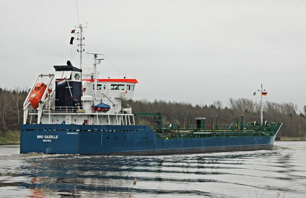 Der Oel-Tanker ,,Bro Gazelle‘‘ / Delfzijl  (IMO: 9393333) ist 2009 gebaut worden. Heute am 07.04.201 auf dem NOK bei Hochdonn gesehen.